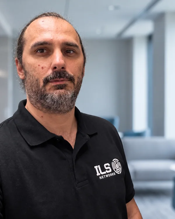 וסילי, מהנדס תשתיות בכיר ב‑ILS Networks